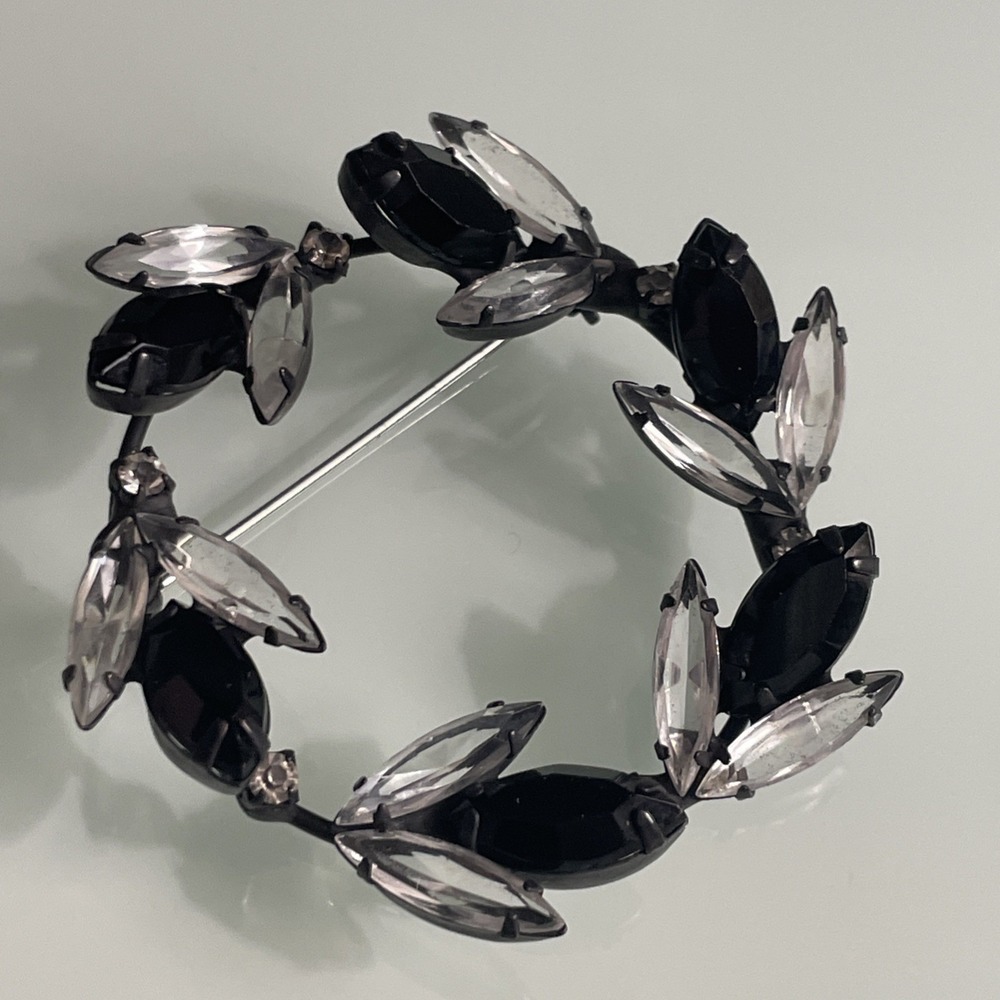 Vintage Japanned Rhinestone Brooch Circle Pin Black & Crystal Marquise Jewelry - Picture 10 of 10